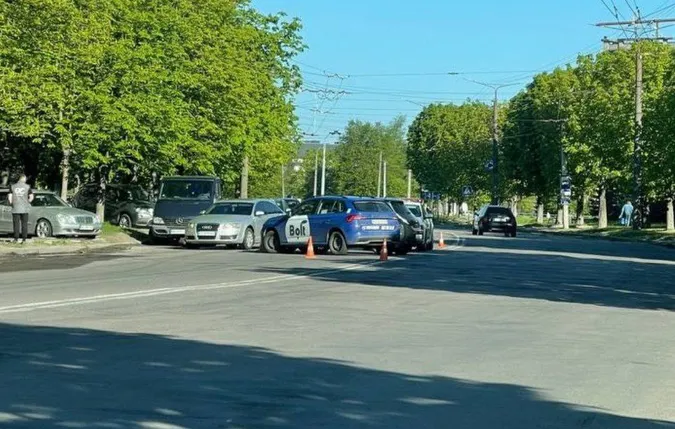 У Луцьку на Відродження – ДТП за участю таксі: рух транспорту ускладнений