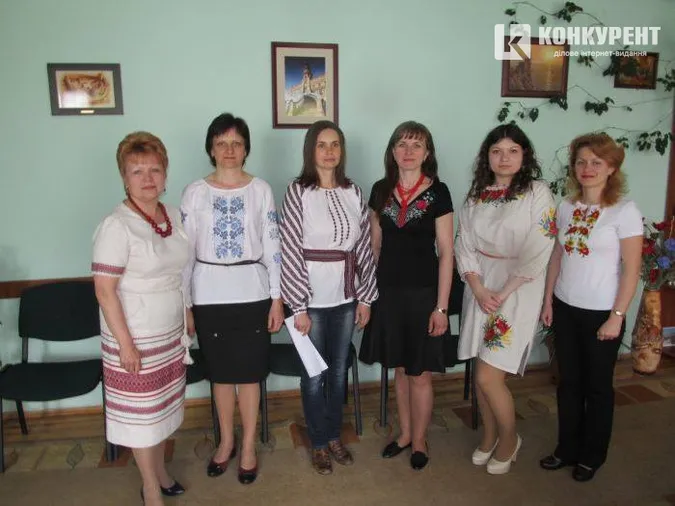 Луцькі чиновники вийшли на роботу у вишиванках (фото)