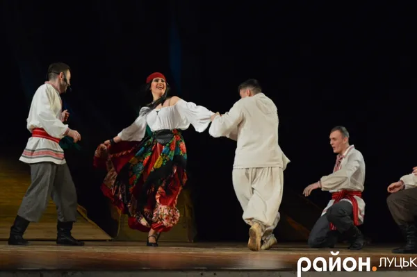 У Луцьку пенсіонерам безкоштовно показали виставу (фото)