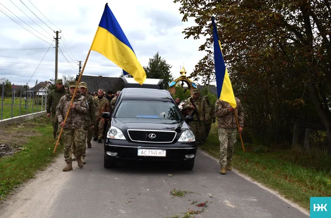 Повернувся не на весілля, а на свій похорон: на Волині попрощалися з капітаном волинської «сотки»