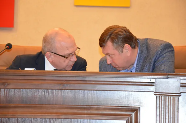 Володимир Гунчик та Володимир Бондар про щось порадилися під час виступу Палиці, певно чи потрібно засипати його питаннями, як це робили з Гунчиком їхні політичні опоненти
