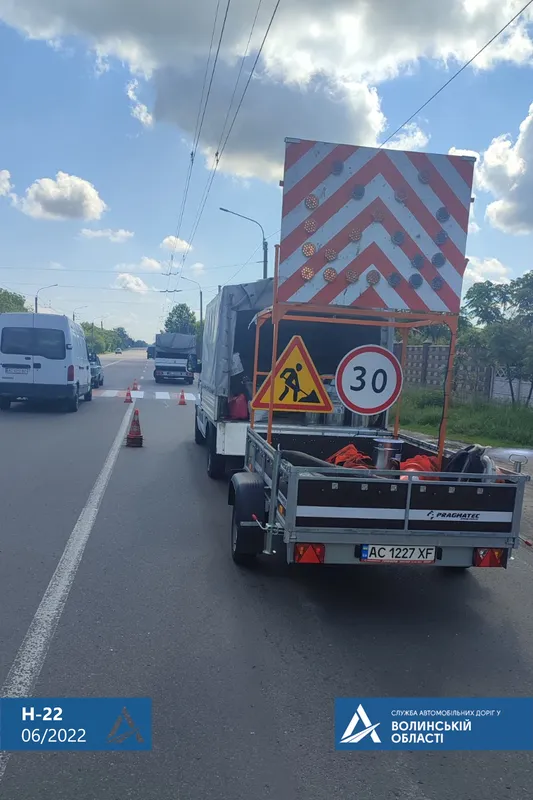 Під Луцьком на дорозі до Рівного малюють «зебри» і заливають смолою тріщини (фото, відео)