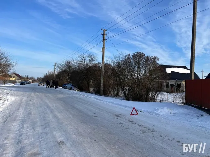 Дорога, як каток: біля Володимира два автомобілі «злетіли» у кювет (фото)
