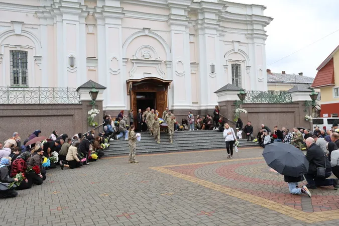 У Луцьку в останню дорогу провели Героя Валерія Васейчука (фото)