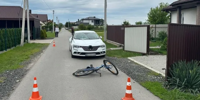 Вискочив на дорогу: під Луцьком авто збило 12-річного велосипедиста