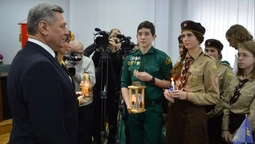 Романюку та луцьким депутатам передали Вифлеємський Вогонь