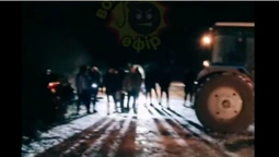 Злетів з дороги: на Волині з кювету витягали трактором Lexus (відео)