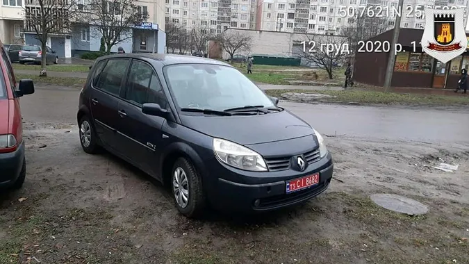 Ставили автівки на зелених зонах: у Луцьку спіймали чергових «паркохамів» (фото)