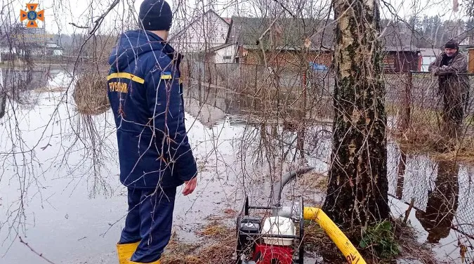 На Волині рятувальники відкачували воду з домогосподарств (фото)