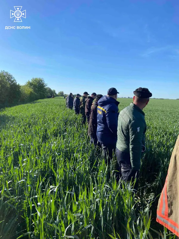 На Волині всю ніч шукали зниклих 3-річних двійнят (фото)