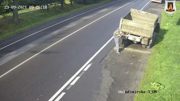 У Луцьку водія-нечупару змусили прибрати за собою (фото)
