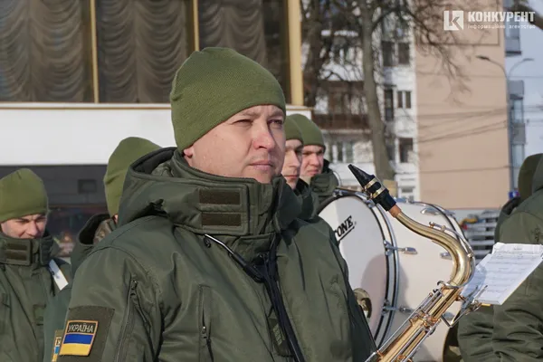 Свято єднання: у Луцьку розгорнули довжелезний стяг у День Соборності (фото, відео)