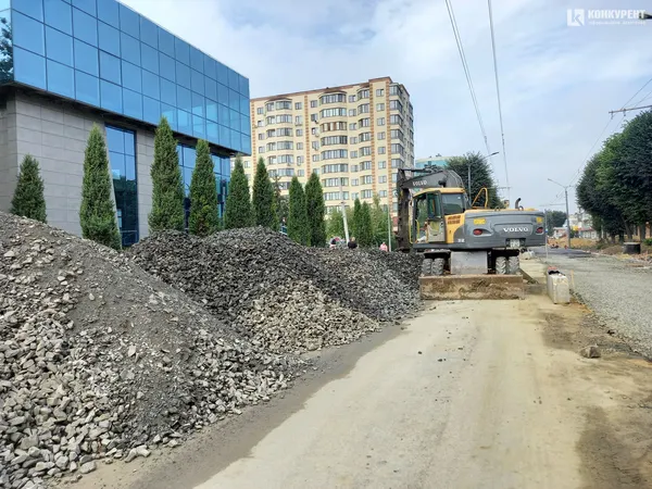 Заасфальтували нові відрізки дороги: що коїться на проспекті Волі у Луцьку (фото)
