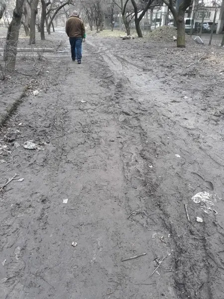 Лучани обурені станом дороги, яка веде до залізничного вокзалу (фото)