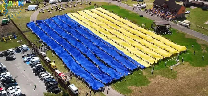 Офіційно в Книзі рекордів: найбільший прапор України розгорнули на Волині (відео)