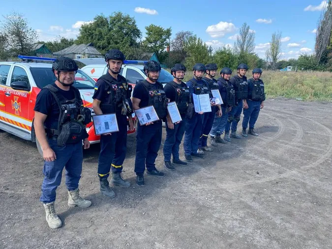 Волинським піротехнікам, які працюють на Донеччині, вручили відзнаки та чергові звання (фото)