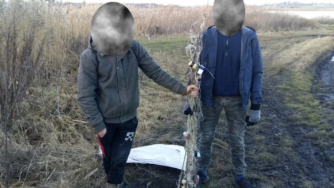 Забагато гачків і «косинки»: на Волині викрили рибалок-порушників