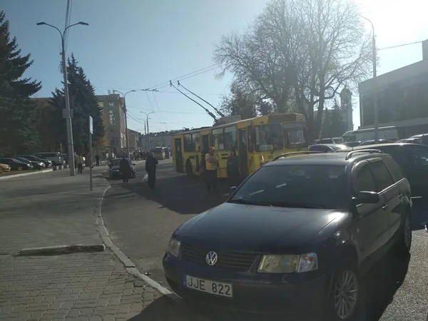 У центрі Луцька зупинилися тролейбуси (фото, відео)