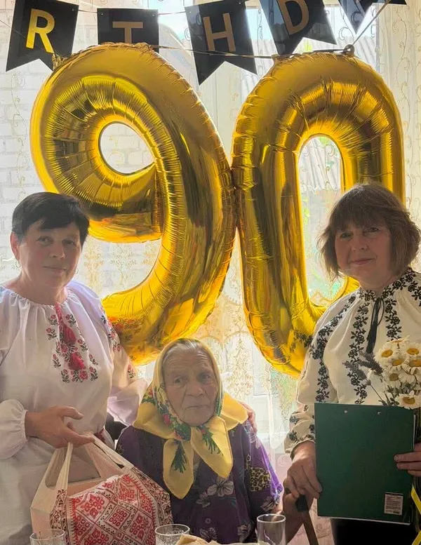 Мати військового та бабуся захисника: на Волині привітали 90-річну ювілярку (фото)