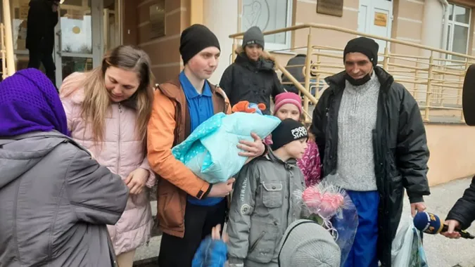 Син приймав пологи: у Луцьку з перинатального центру виписали жінку, яка народжувала в авто (фото)