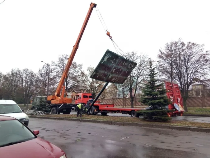 У Луцьку демонтовують білборди: показали, як це відбувається (відео)