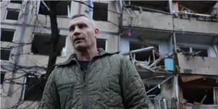 У Києві ворожий дрон влучив у школу під час уроків