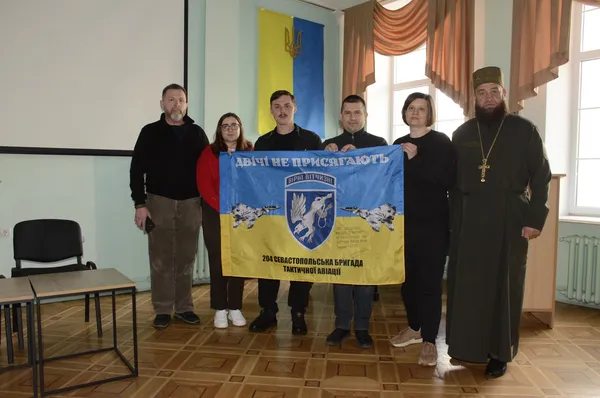 Обладунки повітряного лицаря: льотчик Karaya подарував Луцьку свій переможний комбінезон (фото)