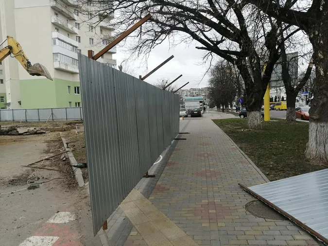 У Луцьку на Рівненській знищили велодоріжку (фотофакт)
