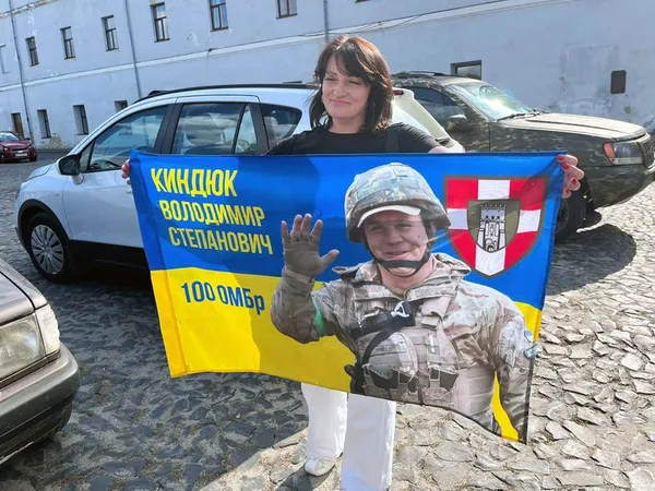 «Хочу побути з сім’єю»: волинянин Володимир Киндюк повернувся додому після двох років полону (фото)