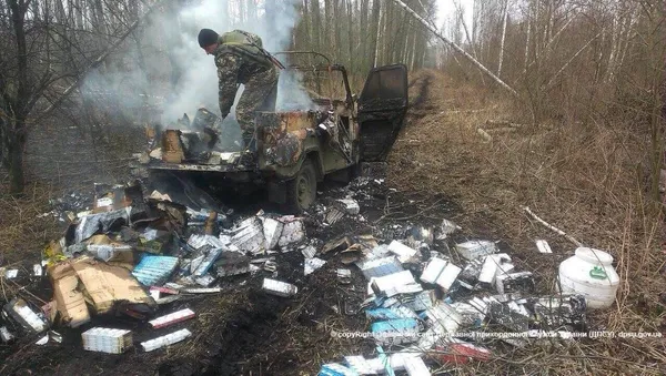 Контрабандисти з Волині, втікаючи, спалили авто і 20 ящиків цигарок