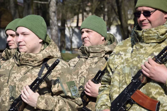Мобілізовані та контрактники, чоловіки та жінки: у Луцьку склали присягу прикордонники (фото)