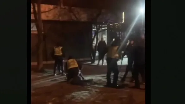 У Луцьку біля «Гроно маркету» патрульні затримали чоловіка та завезли в ТЦК (відео)