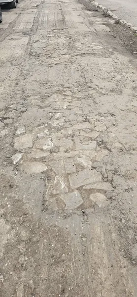 У центрі Луцька знову показалася давня бруківка: під асфальтом видніється історична вулиця (фото)