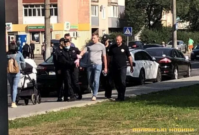 Перестрибнув через турнікет: в Луцькому суді прокоментували інцидент з втікачем