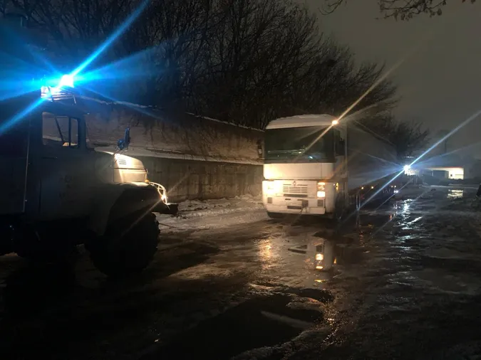 У Луцьку фура застрягла на слизькій дорозі й перекрила рух (фото)