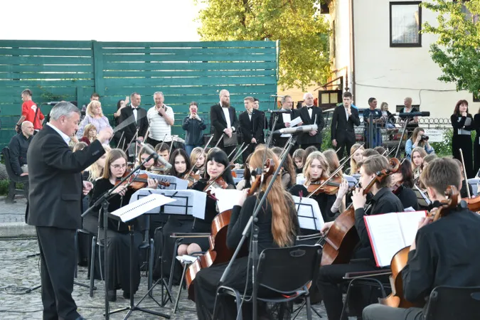 Живі скульптури та оркестр між вогнями: Луцьк провів весну музично й театрально