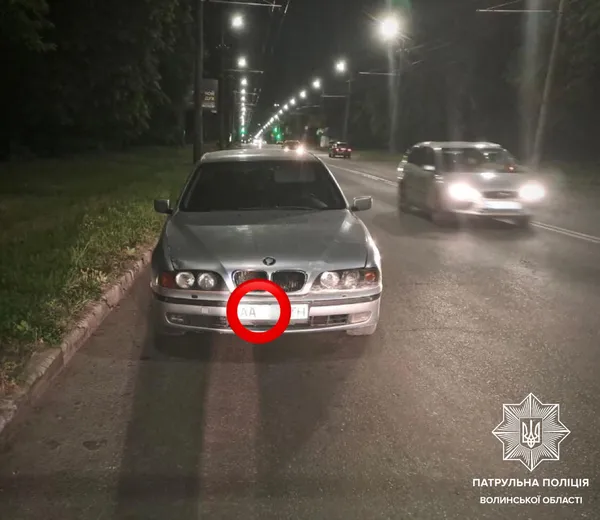 У Луцьку водій BMW «замаскував» номер своєї автівки (фото)