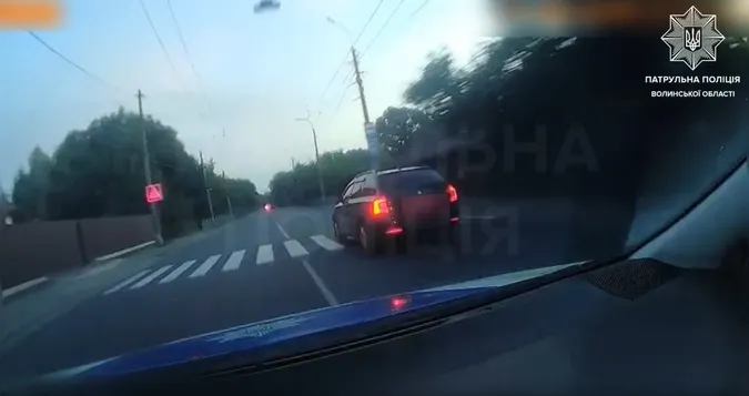 Відкрили вогонь по авто: у Луцьку патрульні затримали водія (відео)