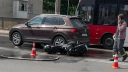 У Луцьку зіткнулися мотоцикл і легковик: водій отримав переломи (відео)