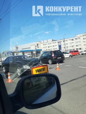 У Луцьку на Дубнівській «мерс» врізався у «фольксваген» (фото)