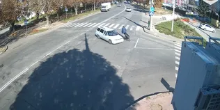 ВАЗ протаранив велосипедиста на перехресті у Луцьку: момент ДТП потрапив на камеру (відео)
