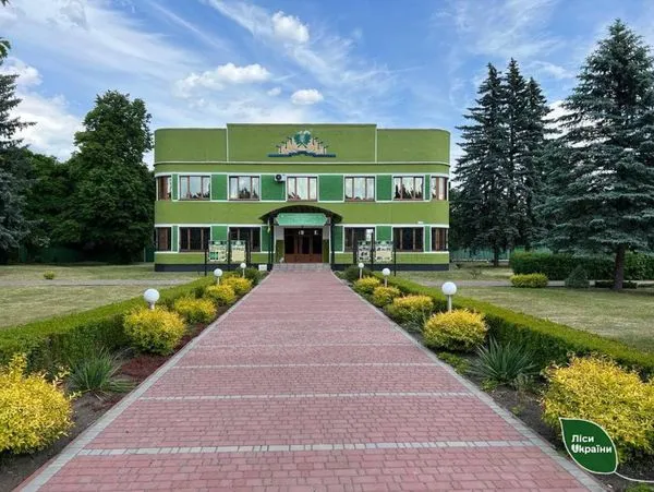 Просторі та комфортні: на Волині лісівники передали нацпаркам офісні будівлі (фото)