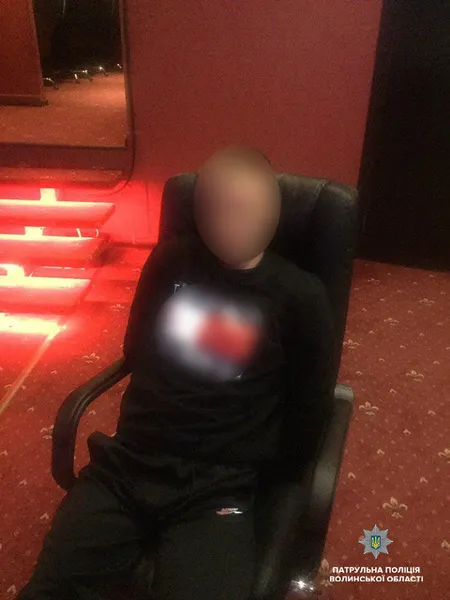 На вулиці в Луцьку затримали чоловіка з пістолетом (фото)