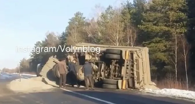 На автодорозі Луцьк – Дольськ перекинувся завантажений КамАЗ (відео)