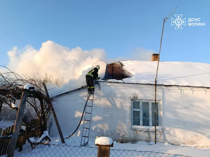 Згоріло все: на Волині через димохід спалахнув будинок (фото)