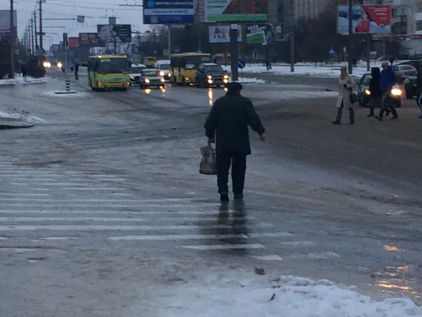 Ожеледиця «захопила» Луцьк зненацька (фото, відео)