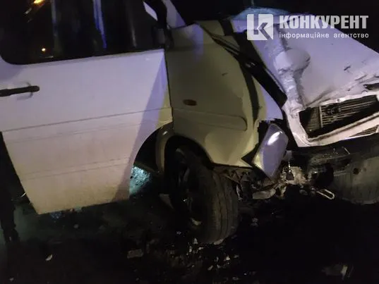 У Луцьку бус зніс електроопору: за кермом була жінка