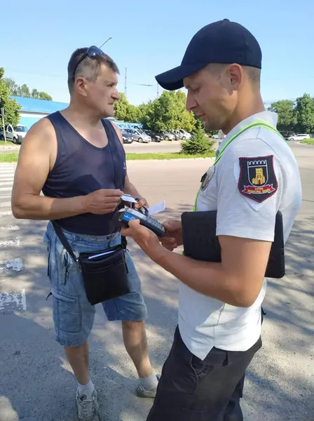 Луцькі муніципали навели лад із паркуванням біля авторинку (фото)