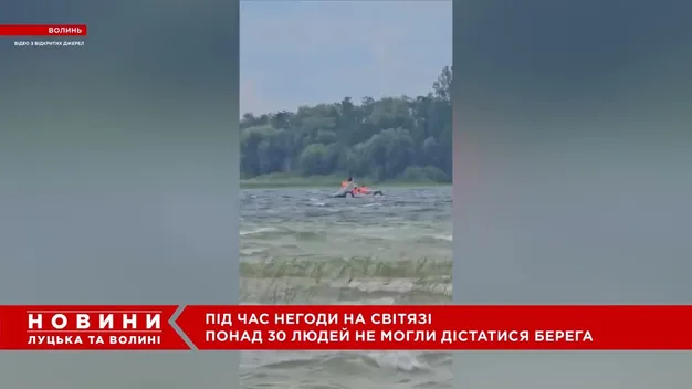 На Світязі під час шторму рятували десятки людей з човнів і катамаранів: як це було (відео)