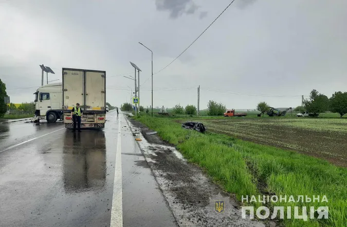 Аварія на трасі Луцьк-Львів: в легковику, яке злетіло в кювет, було немовля (фото)